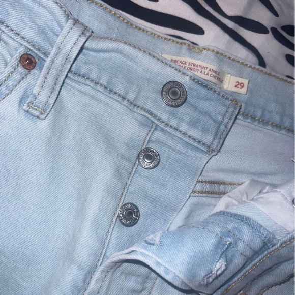 Levi’s Ribcage Straight Ankle Jeans - Picture 2 of 3